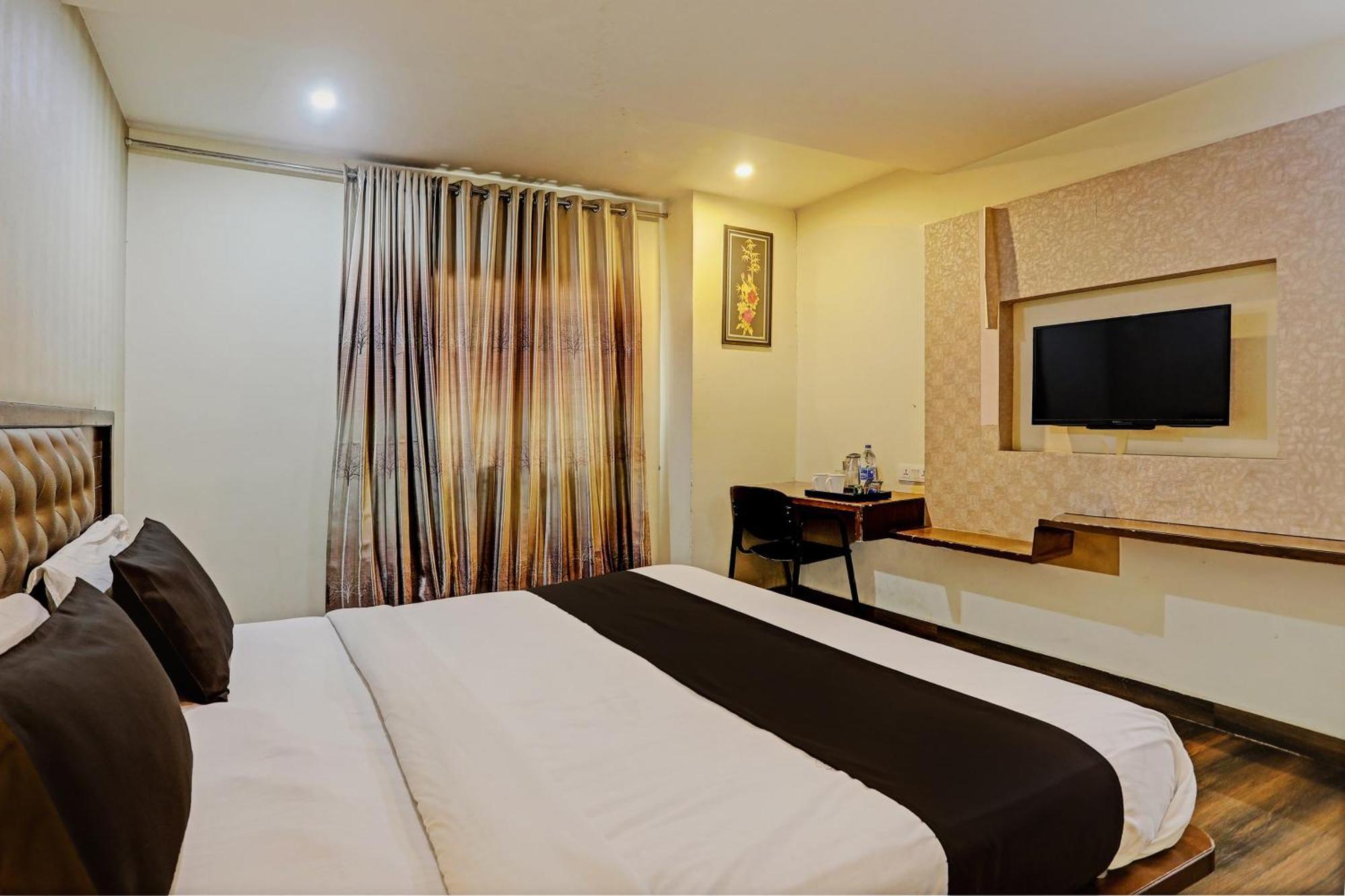 Capital O Surabhi Elite Near Miraj Cinemas - Shalini Shivani Sururnagar Exterior foto