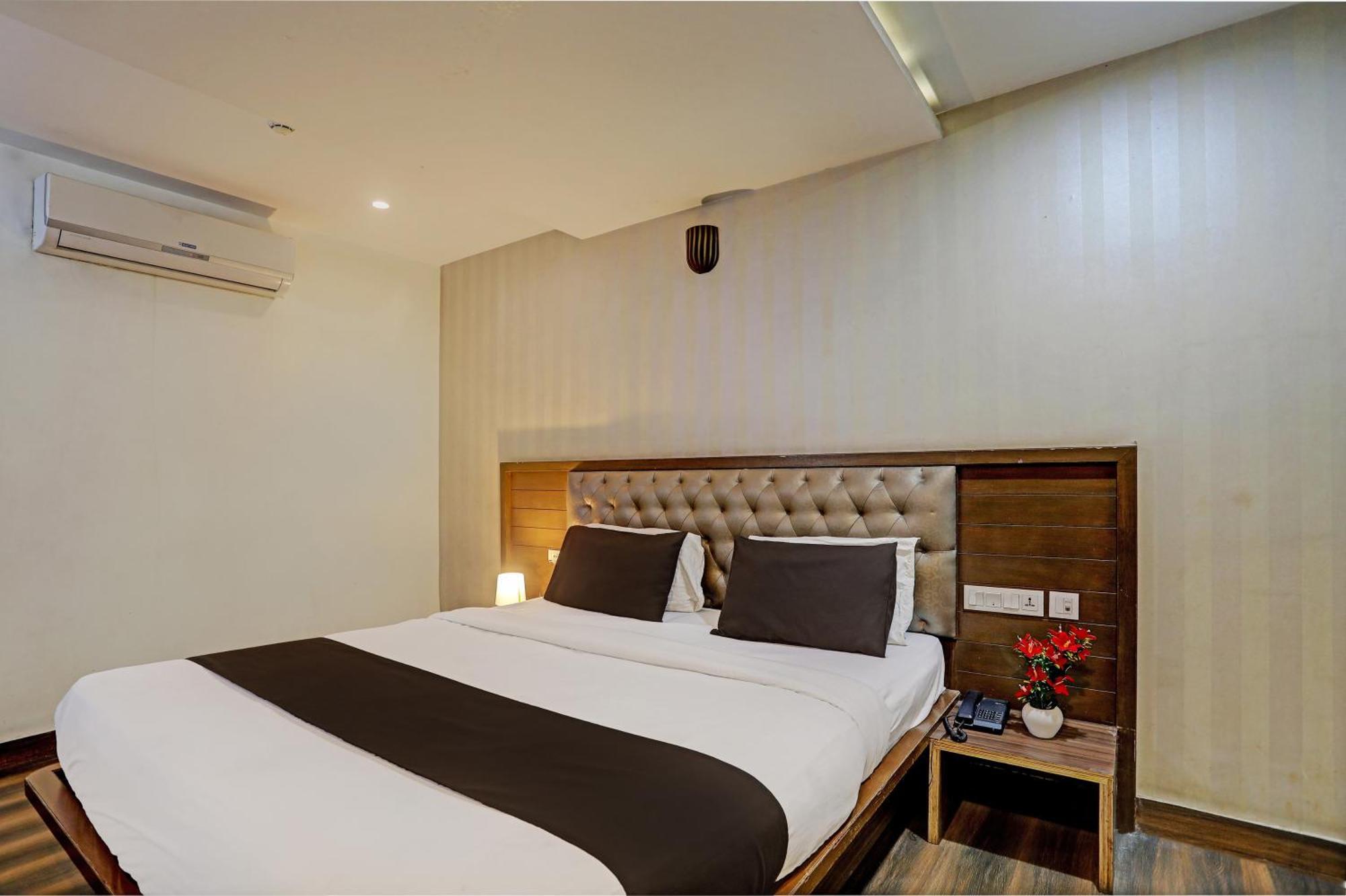 Capital O Surabhi Elite Near Miraj Cinemas - Shalini Shivani Sururnagar Exterior foto