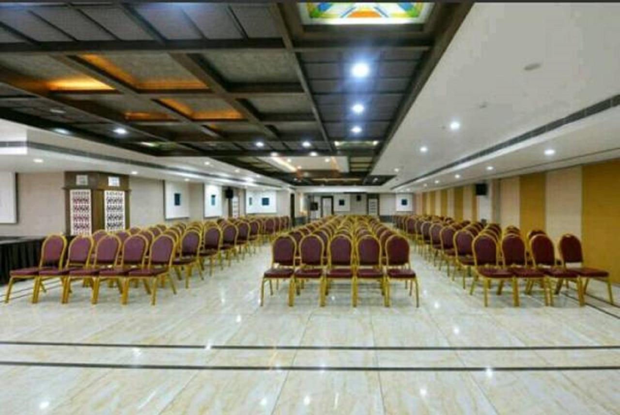 Capital O Surabhi Elite Near Miraj Cinemas - Shalini Shivani Sururnagar Exterior foto